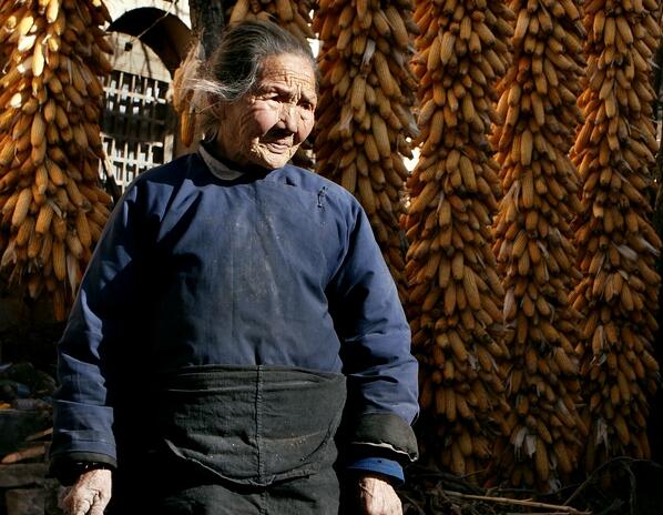 儿媳送*榴弹手**给婆婆砸核桃，砸了15年幸亏没炸，都说是儿媳阴谋