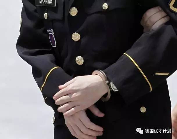 她是世界最牛变性人，*诺斯**登的前辈，奥巴马最后一刻为她发特赦令