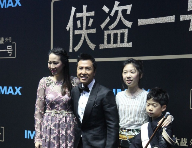 姜文《侠盗一号》红毯人气高菲丽希缇蓝裙优雅