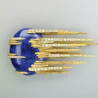 驼色大衣戴胸针,黑色大衣适合戴的胸针