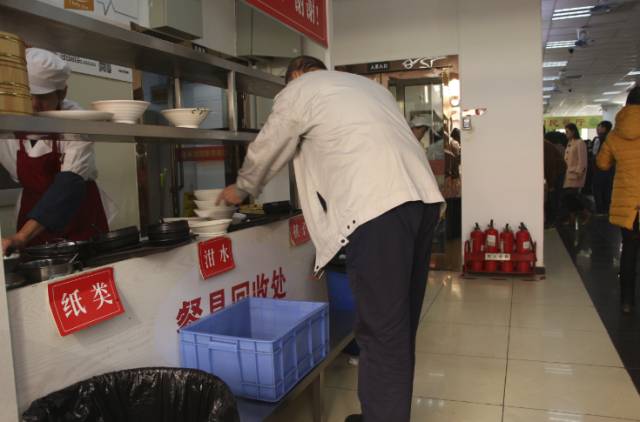 吃完食堂的第200碗饭，Ta说带我去后厨看看