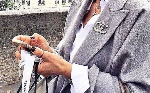 驼色大衣戴胸针,黑色大衣适合戴的胸针