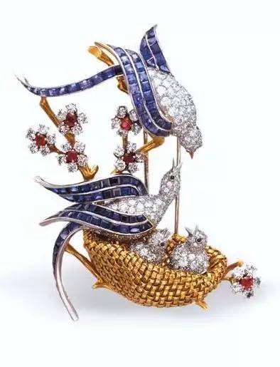 驼色大衣戴胸针,黑色大衣适合戴的胸针