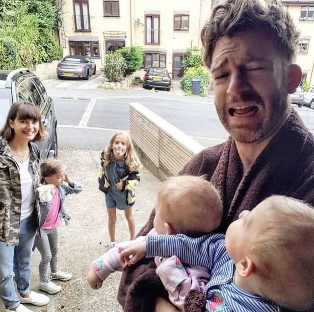 一个娃就够呛了，家有四个小公主怎么办？