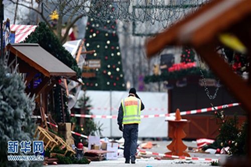 丧心病狂！恐怖分子吻别7岁女儿送其当“人肉*弹炸**”