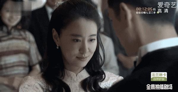 运动条纹星星包，亮闪闪鱼尾裙，从前穿灰布旗袍的王乐君居然这么时髦！