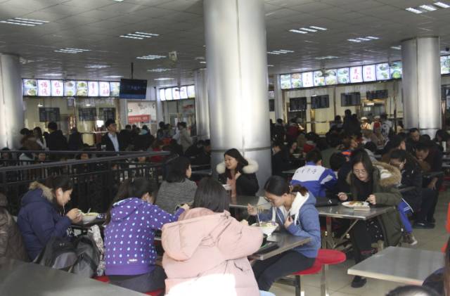 吃完食堂的第200碗饭，Ta说带我去后厨看看