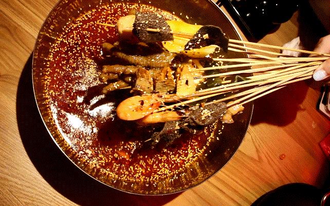 这期新店合集有家店，挤爆滨江，姑娘们一次撸200串都不过瘾！