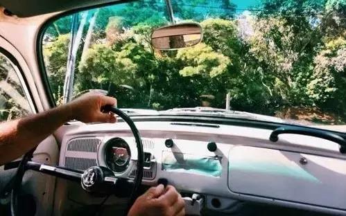 为什么老司机会给女司机让路,为什么老司机开车稳定