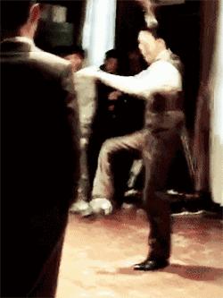 要被靳东的角色蒙蔽了双眼,他本人只有四岁,不能再多!