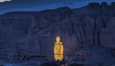 这对情侣被恐怖分子追杀，上演真人版绝命逃亡，却温暖了全世界