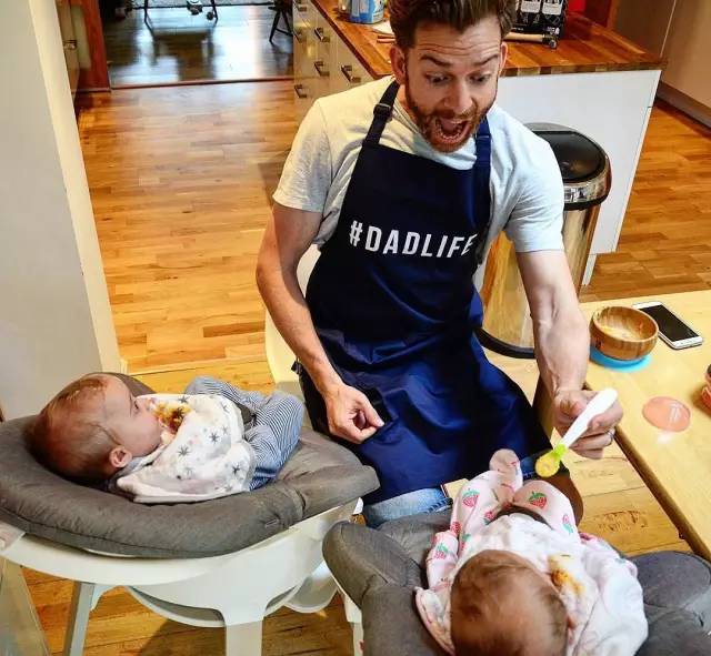 一个娃就够呛了，家有四个小公主怎么办？