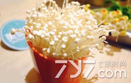 金针菇直接煮吃有毒吗,什么样的生金针菇不能吃