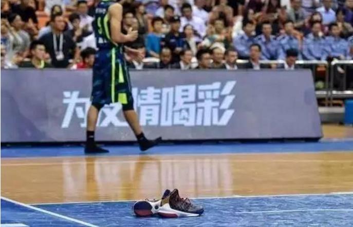 易建联踩爆了李宁的鞋是哪一场,易建联李宁上脚