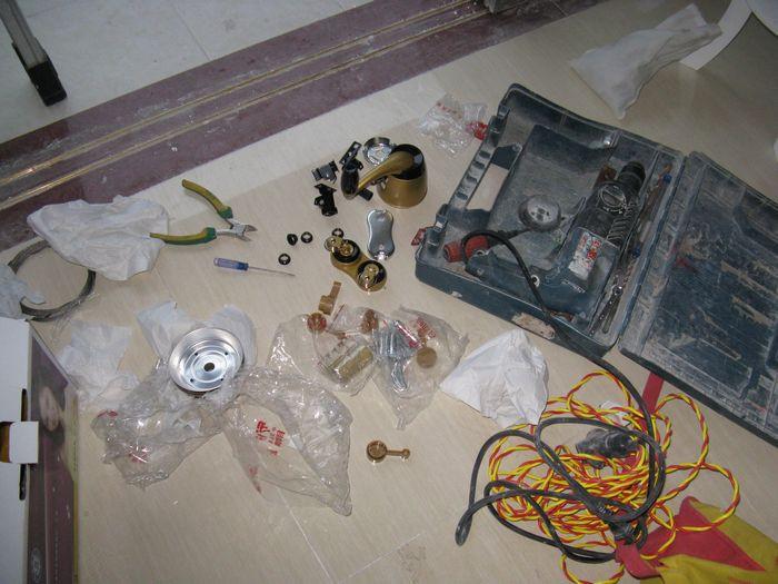 安装手摇晾衣架师傅,老公帮忙装挂衣架