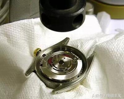 手表不小心掉在水里怎么办,手表不小心搞到水怎么办