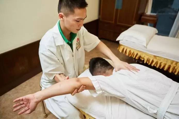 极寒天气老人注意事项,气温骤降老年人如何预防中风