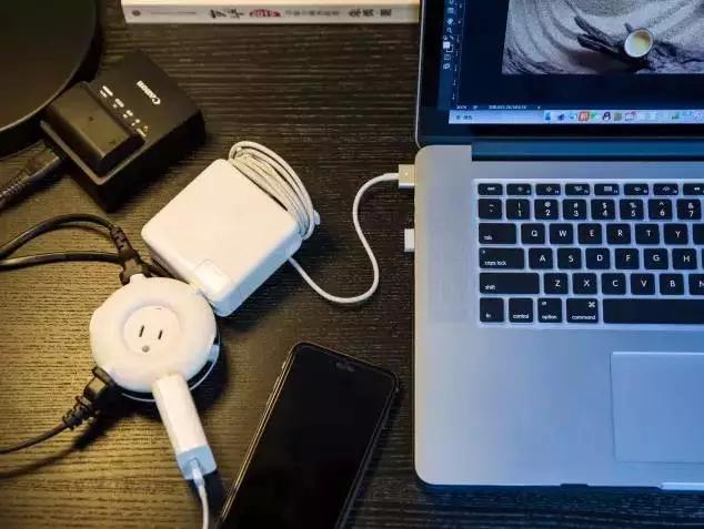 这个呆萌的甜甜圈插线板兼容各种形状插头，什么插头都能插！