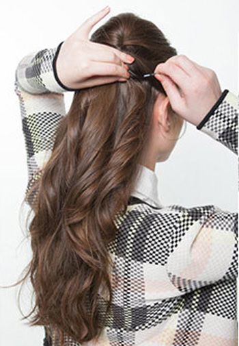 低盘发蓬松慵懒发型,长卷发怎么盘发简单好看