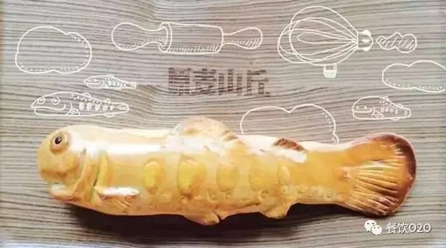 100平月流水240万的面包店，差异化怎么做到的？