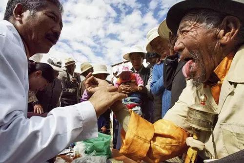 西医胃炎怎么治,有哪些人得了胃炎呢