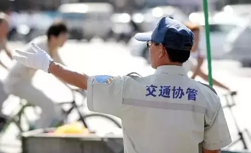 交通协管员“贴条”,是违法的吗?