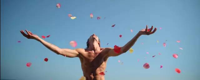 这位*男美**子现已加入无上装豪华套餐