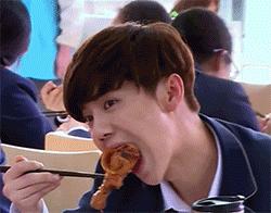 泥萌认识鹿晗吗？就“亲”他，看看，这才是最真实的鹿晗