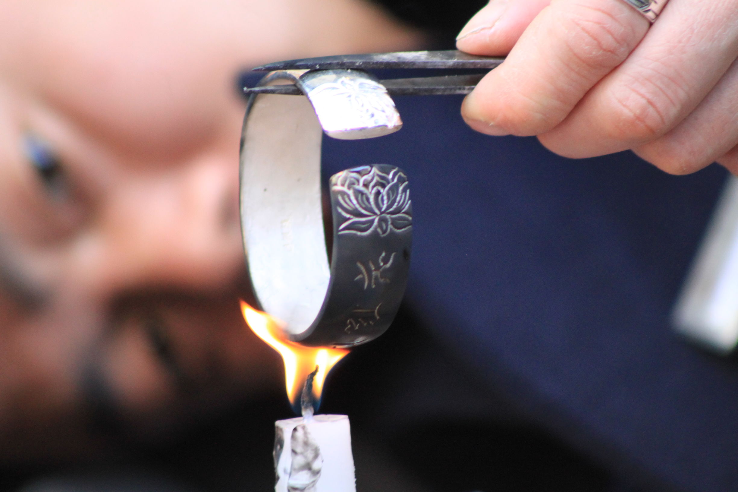 纯银手工打磨视频,手工打磨银品全过程