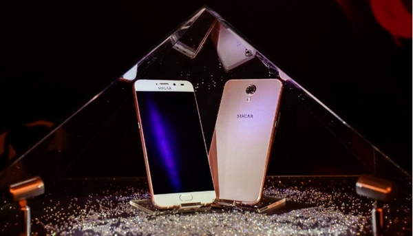 侧边镶钻的手机 (黑色带钻手机)