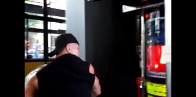 一龙重拳889磅接近泰森,虐400斤美保镖,11秒KO法冠军