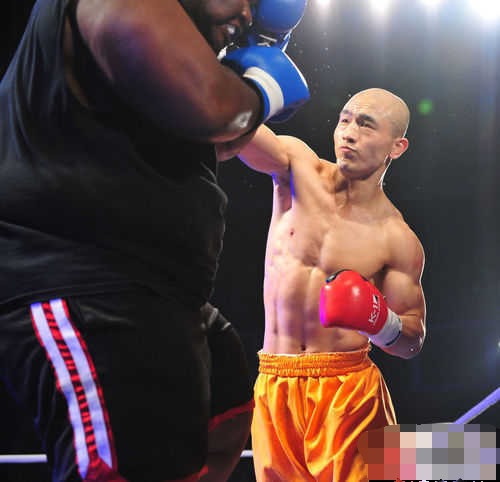 一龙重拳889磅接近泰森,虐400斤美保镖,11秒KO法冠军