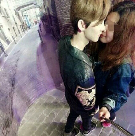 泥萌认识鹿晗吗？就“亲”他，看看，这才是最真实的鹿晗