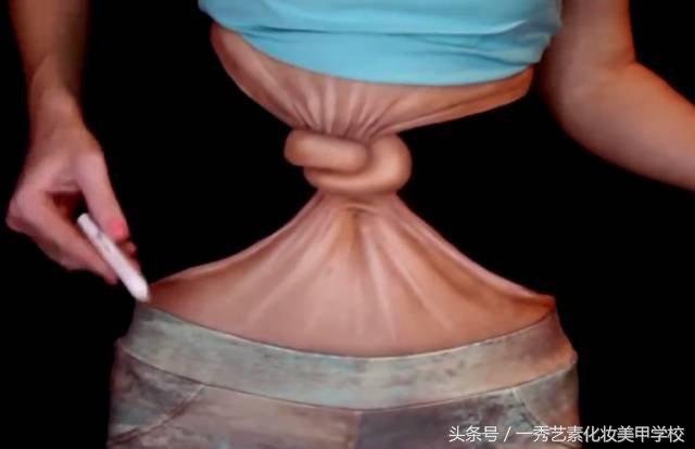 女子用化妆术“擦”掉身体，将腰打结！