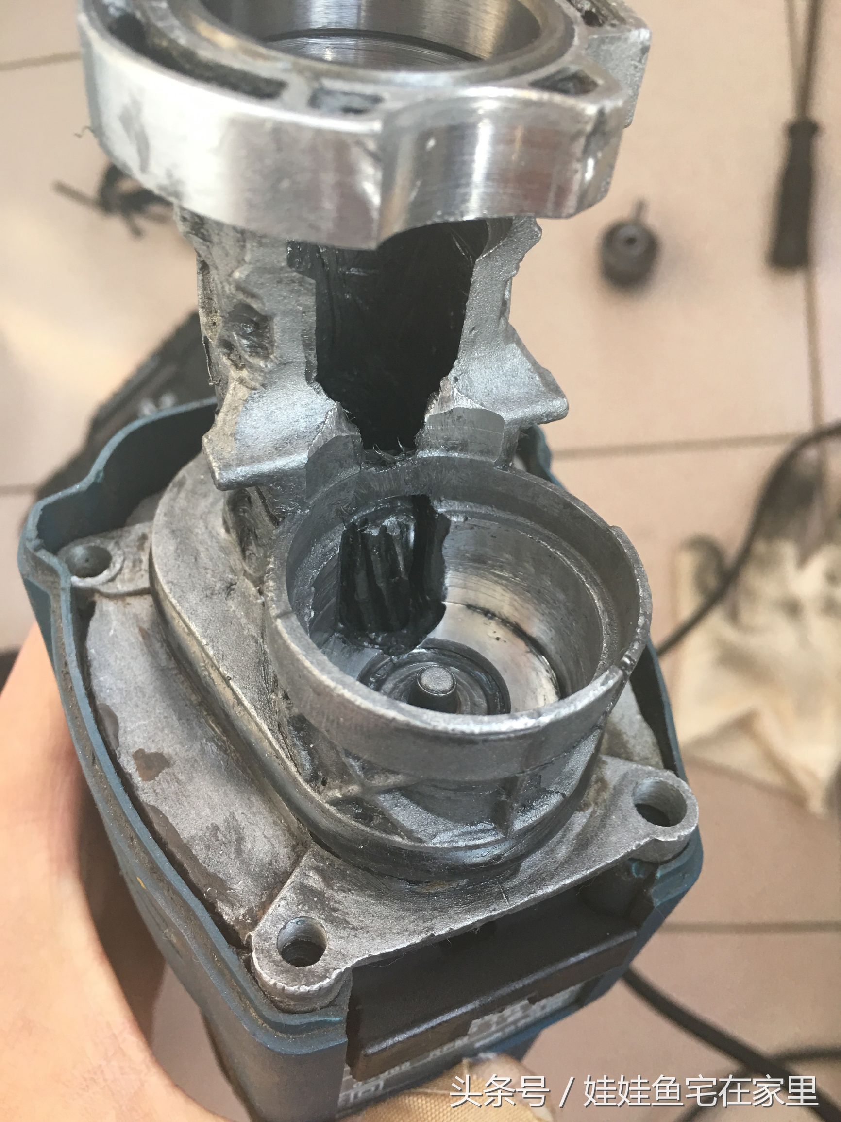 高仿博世轻型电锤全部拆解视频,正品博世电锤28d与高仿区别图片