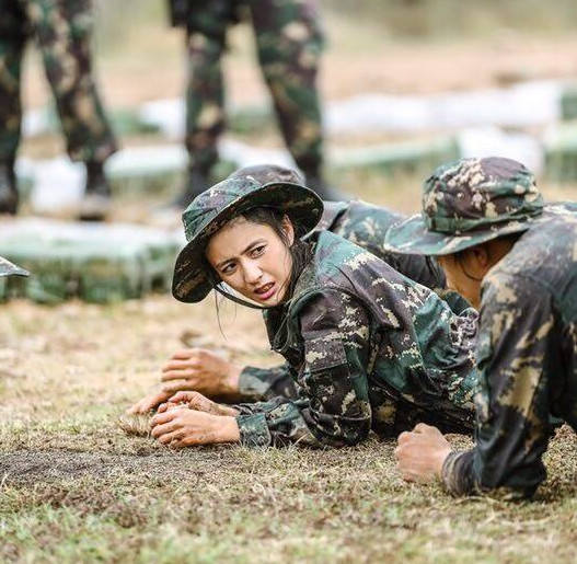 可笑！佟丽娅零下十度被冷水淋透、滚泥地，她老公在酒店玩3p？