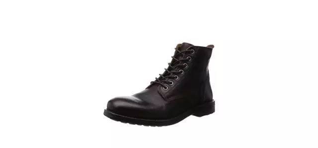 每个女人都应该拥有一双马丁靴,每个人都要有一双马丁靴