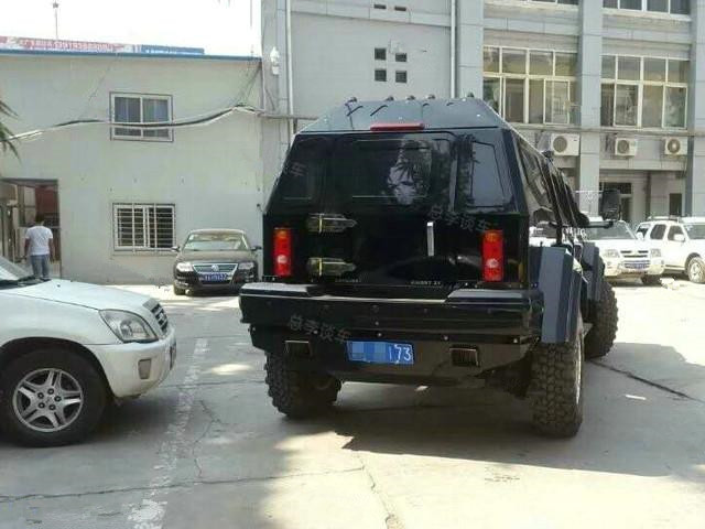 车管所偶遇千万“防弹车”上牌，比悍马更霸气，油耗超50个油！