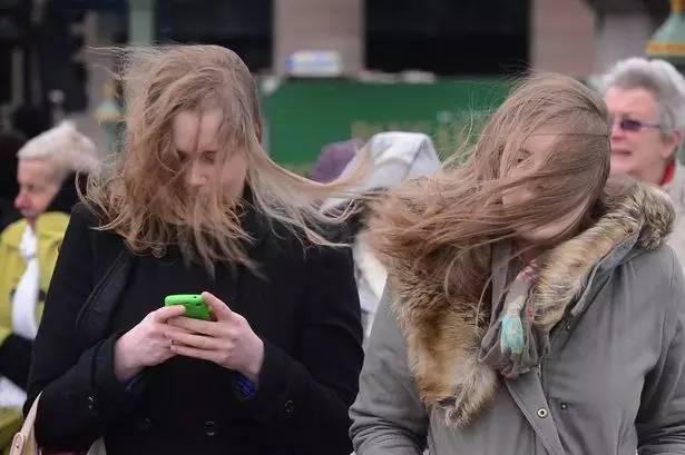 静电使衣服粘在一起怎么消除,静电粘毛怎么处理