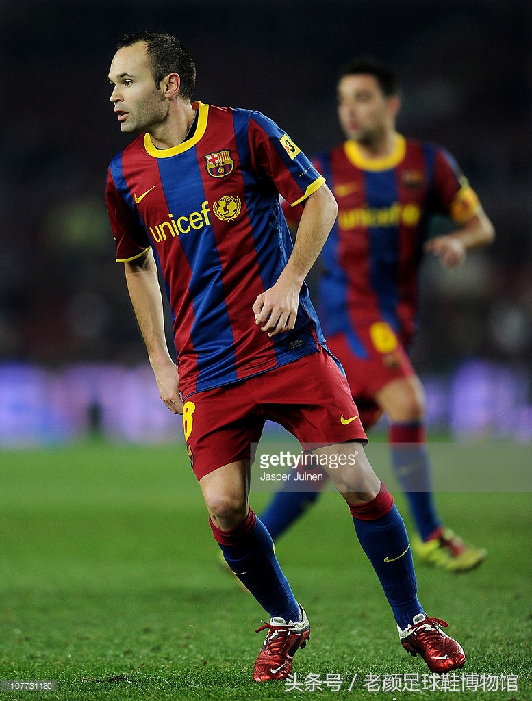 足球鞋阿迪和耐克谁更强,足球鞋耐克暗杀系列