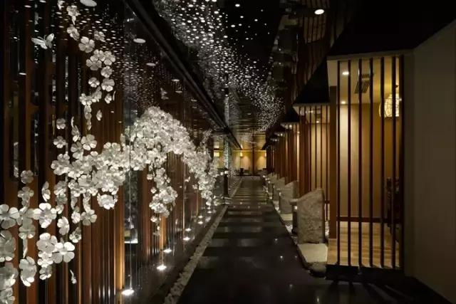 设计书单丨从被玩坏的拼字瓶说起，设计师如何让你愉快地剁手