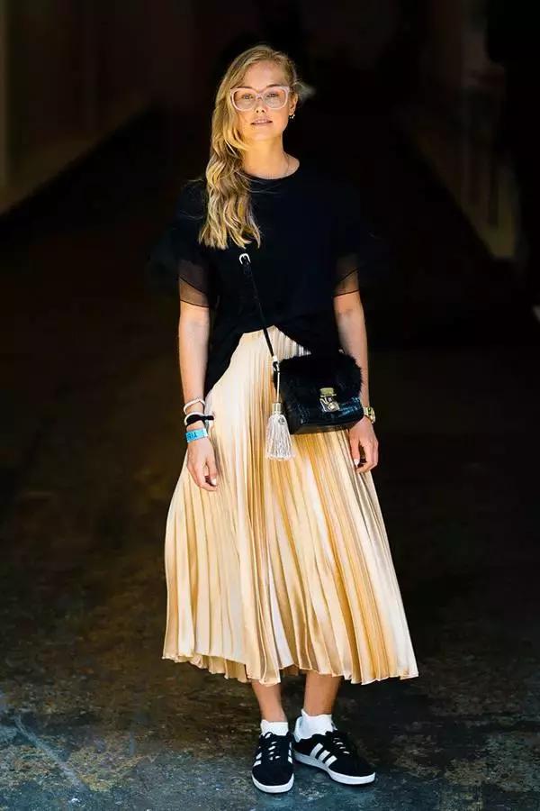 杨幂小金珠手链,杨幂小贝壳黑裙