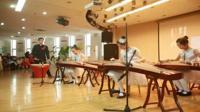 琴韵绕梁童心飞扬——青岛市妇儿活动中心古筝专业汇报演出侧记