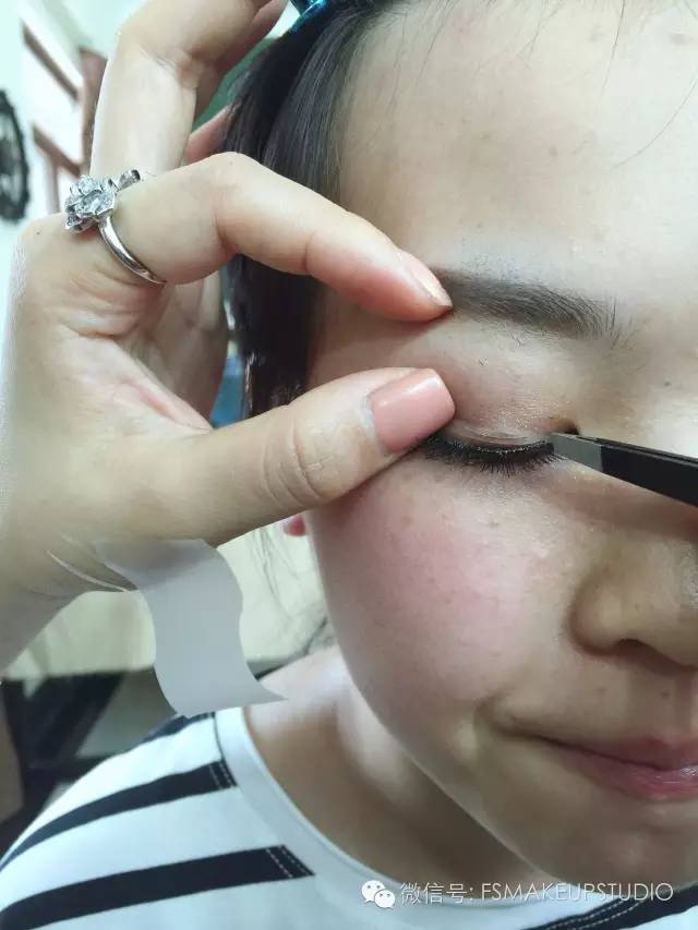 单眼皮双眼皮一单一双,单眼皮调整眼型的方法