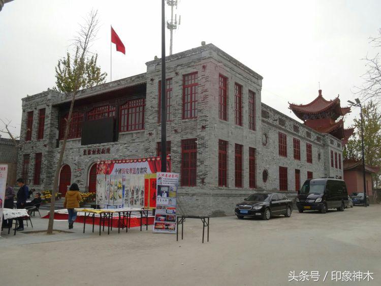 陕北俊俏女子勇闯袁家村大嘴吃四方