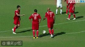 足球经典搞笑gif动图,足球史上十大爆笑瞬间图片