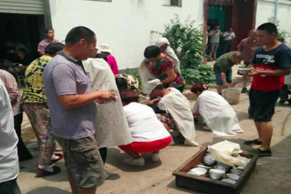 农村宴席的风俗和讲究,农村丧葬有哪些习俗