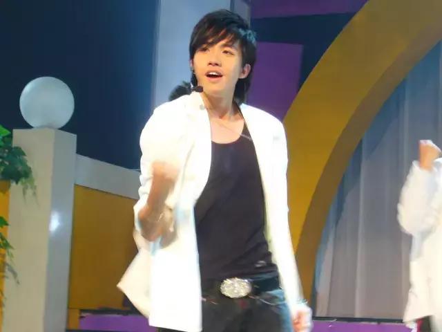 烧伤事件双方粉丝互撕六年，他们承受无尽痛苦，却总是被揭旧伤疤