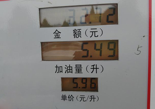 它顶配不到12万轻松装4个大登机箱省油堪比混动