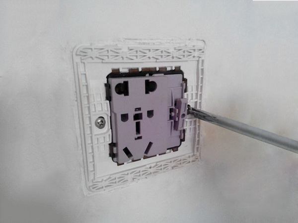 家里的插座坏了如何修理,家里的插座坏了怎么维修